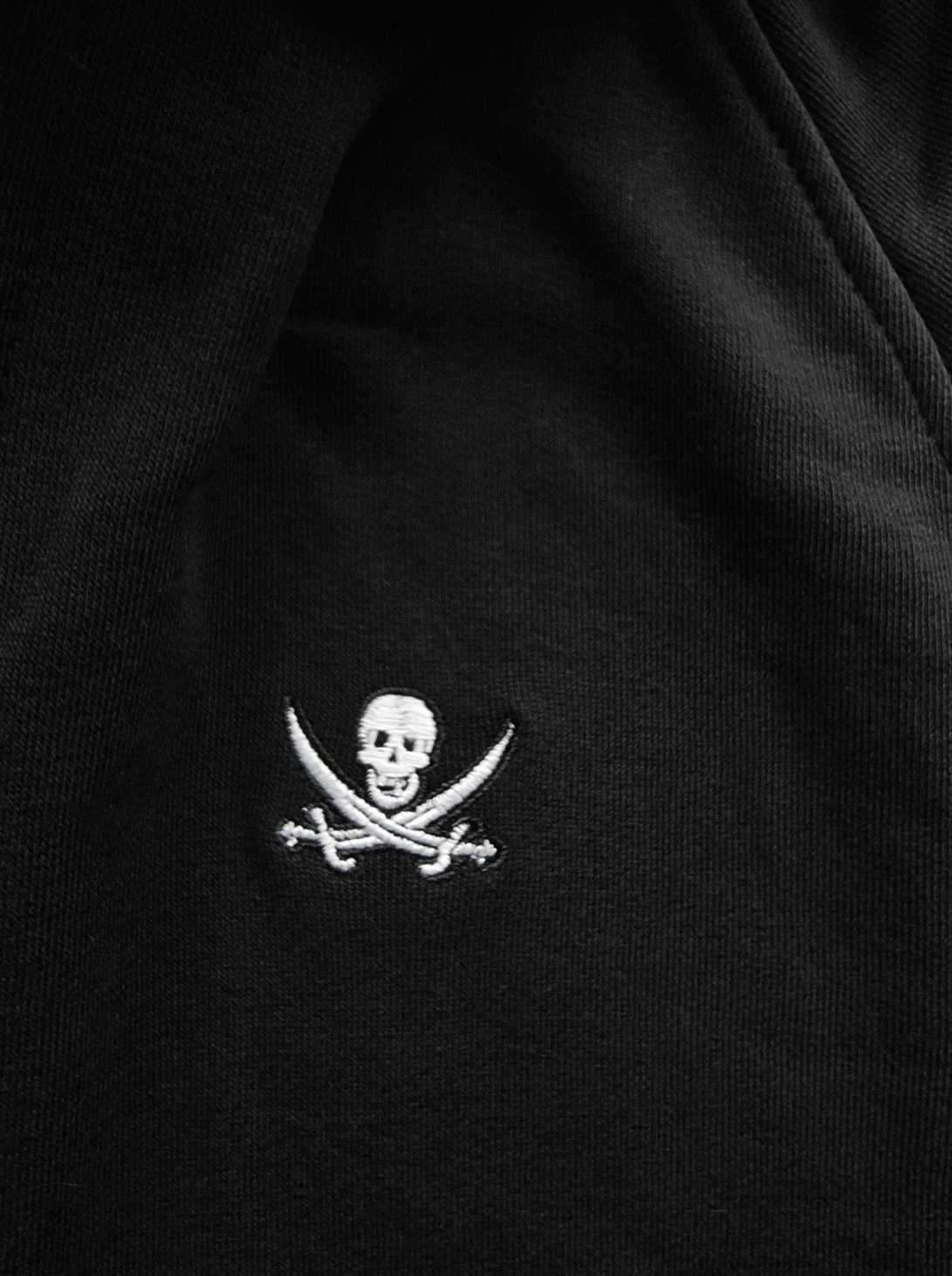 Ninja Vest - Voorkant Detail Pirate Logo